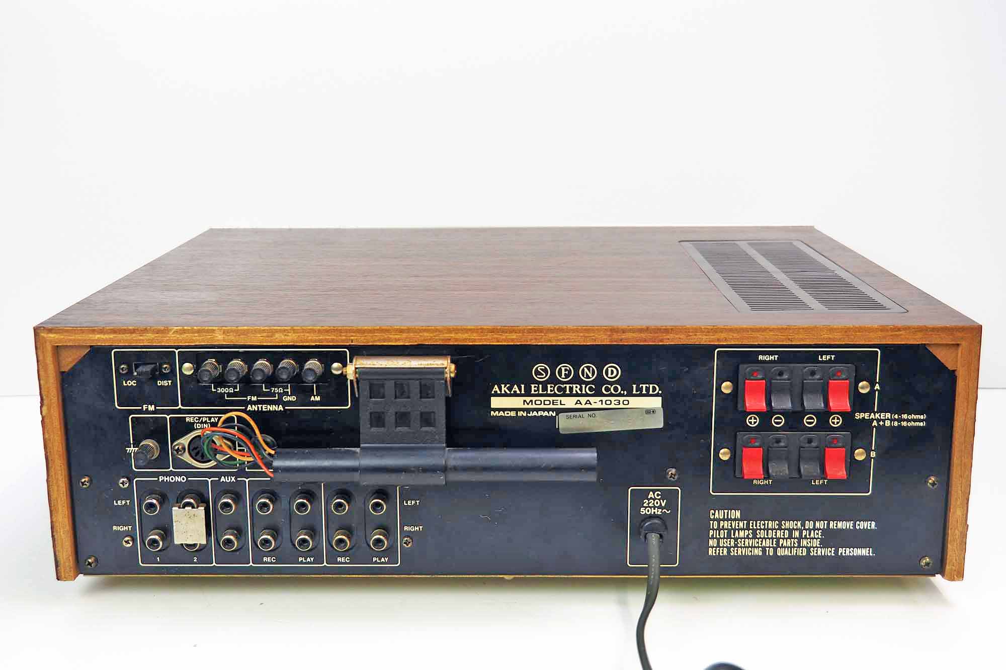 Ampli Stéréo Akai AA-8030L Vintage – Révisé, éclairage LED Vert – 2x25W